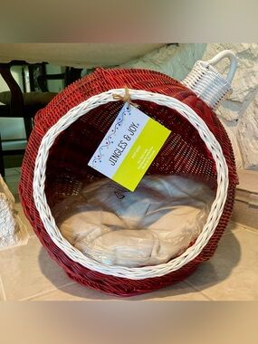 NWT CHRISTMAS IN JULY!!!!  Jingles and Joy pet bed/hideaway